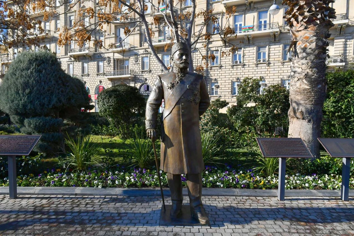 Bu gün açılışı olan Tağıyevin heykəli zədələndi - FOTO