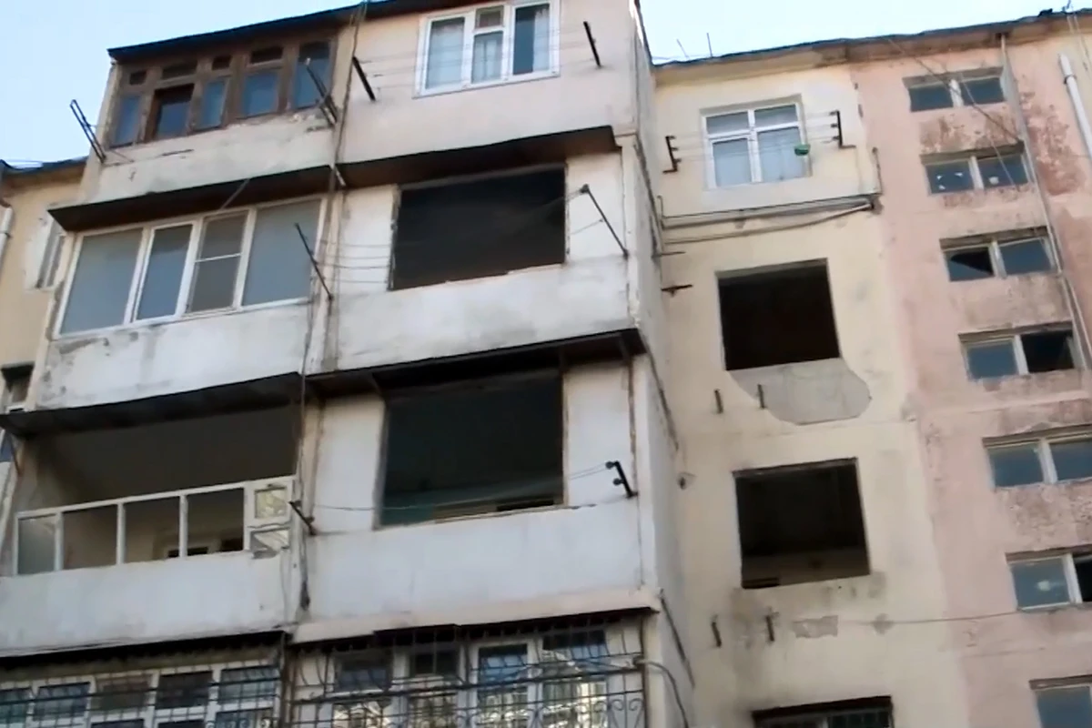 Bakının bu ünvanında 11 bina sökülür - Sakinlərə 2 il 350 AZN kirayə haqqı ödənəcək - VİDEO Bakının bu ünvanında 11 bina sökülür - Sakinlərə 2 il 350 AZN kirayə haqqı ödənəcək - VİDEO