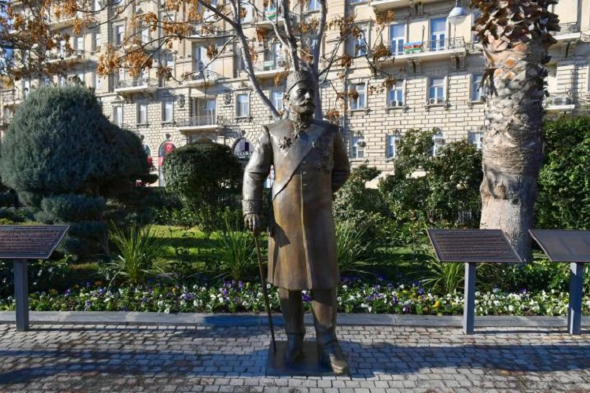 Hacı Zeynalabdin Tağıyevin heykəlinə zərər vuran şəxslər - FOTO