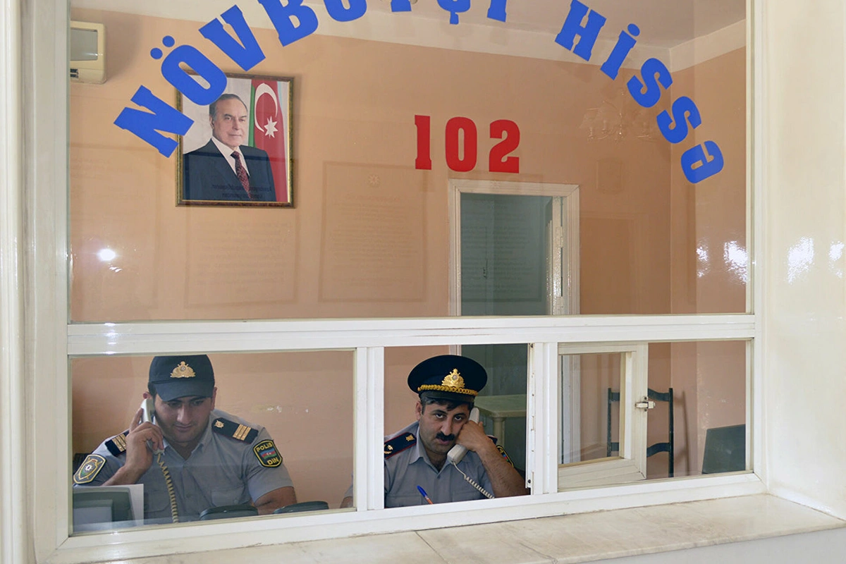 Azərbaycanda sürücü polis şöbəsində öldü