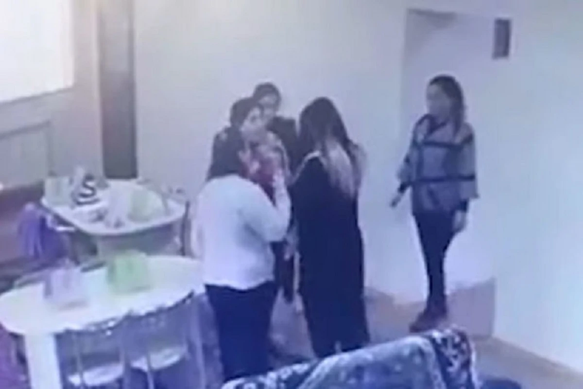 В Баку уволена воспитатель детского дома, устроившая драку с родителем - ВИДЕО В Баку уволена воспитатель детского дома, устроившая драку с родителем - ВИДЕО