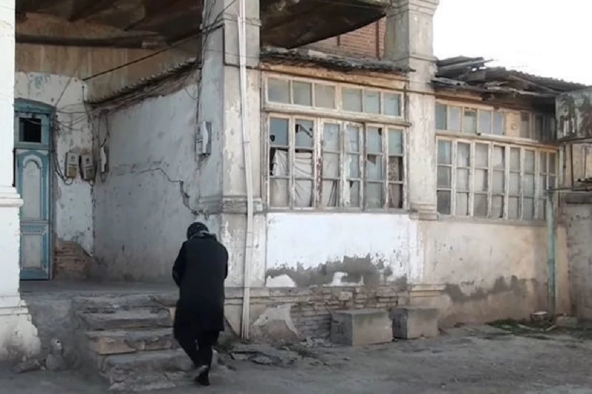 90-летнее здание может обрушиться в любой момент - ВИДЕО 90-летнее здание может обрушиться в любой момент - ВИДЕО