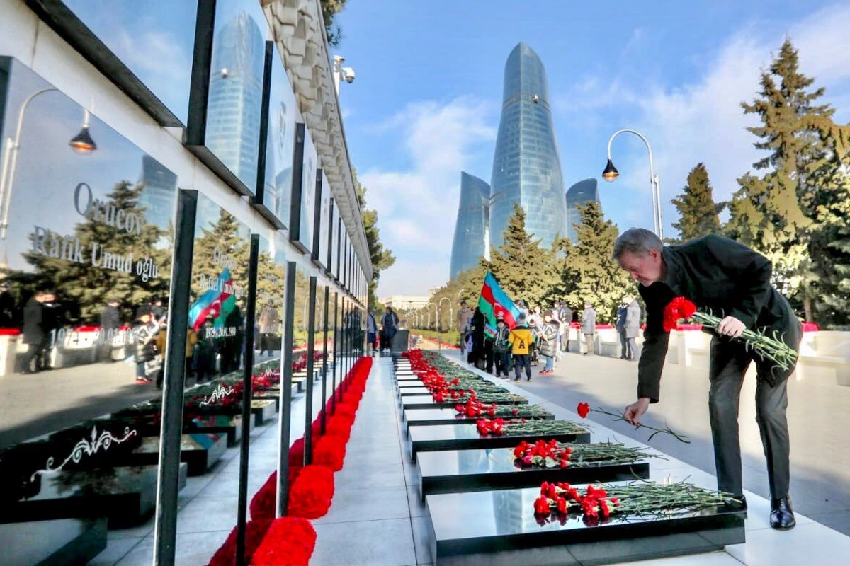 Britaniya səfiri Şəhidlər xiyabanını ziyarət edib - FOTO