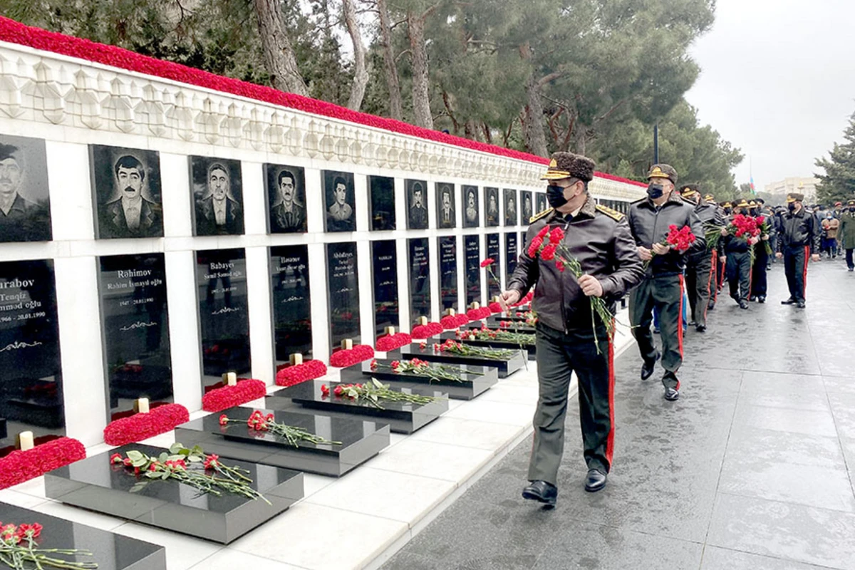 Müdafiə Nazirliyinin rəhbərliyi Şəhidlər xiyabanını ziyarət edib
