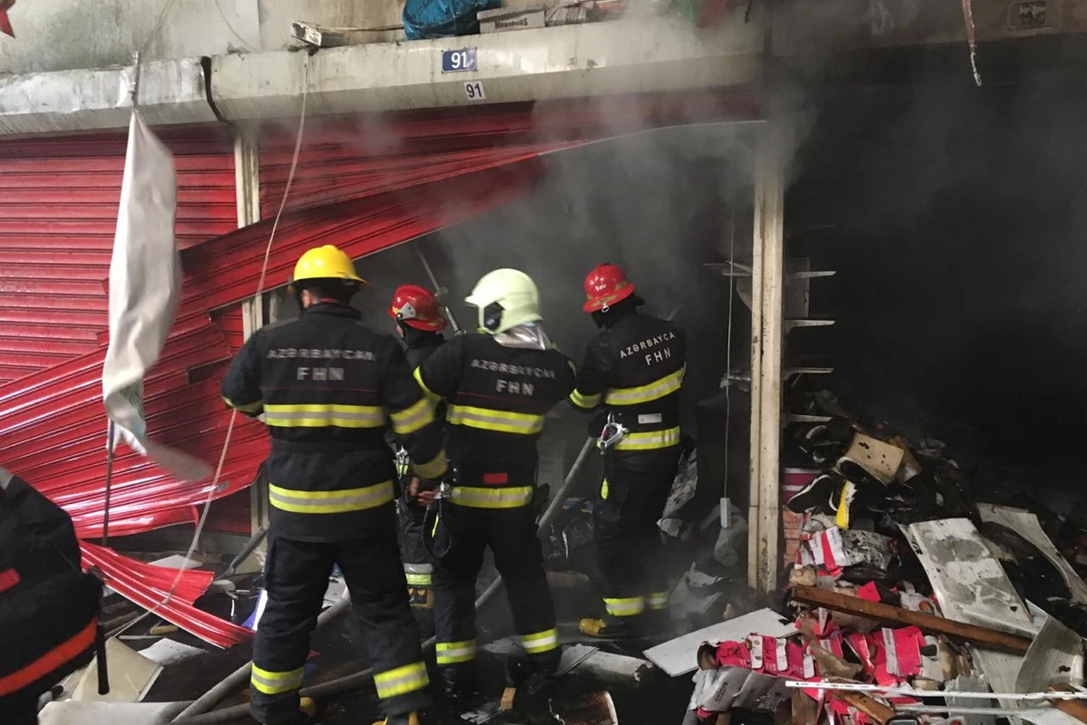 В Баку произошел пожар в многоэтажном здании
