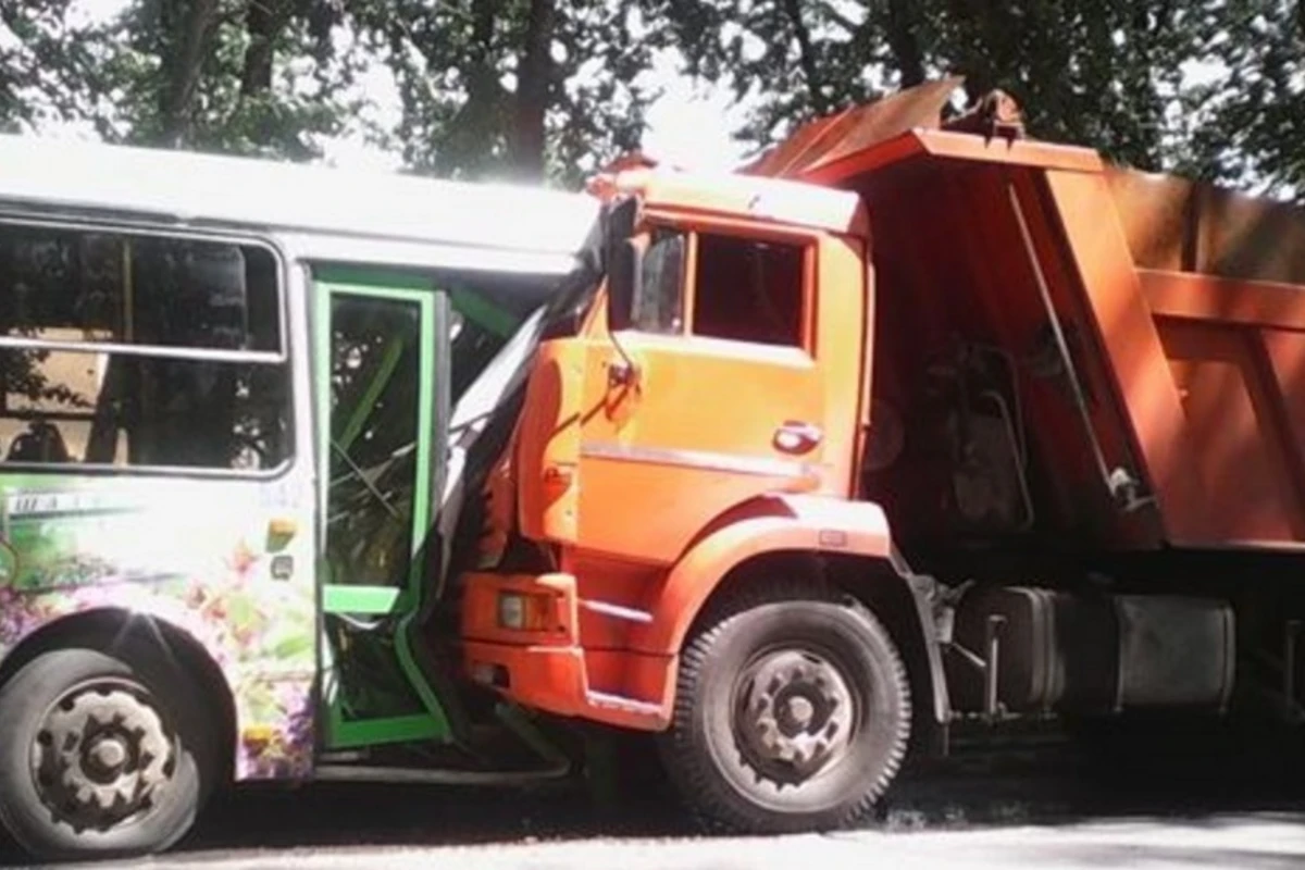 Sərnişin avtobusu “KamAZ”la toqquşdu, xəsarət alan var - YENİLƏNİB Sərnişin avtobusu “KamAZ”la toqquşdu, xəsarət alan var - YENİLƏNİB
