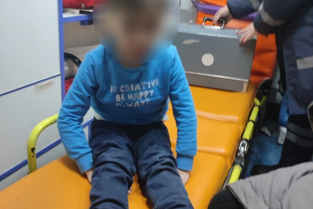 В Баку 6-летний ребенок сломал ногу, застряв в эскалаторе в ТЦ - ОБНОВЛЕНО+ВИДЕО 