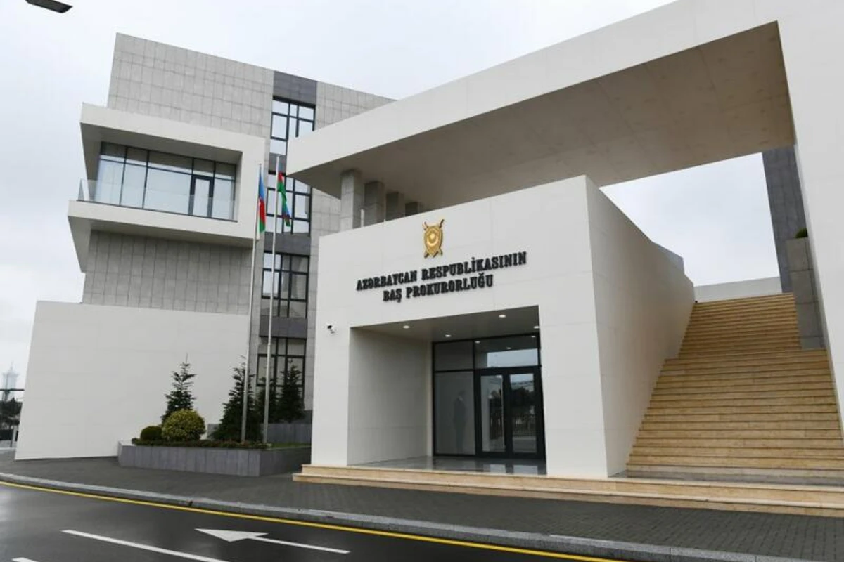 В Баку мужчина привязал себя проволокой к дереву и совершил самоподжог