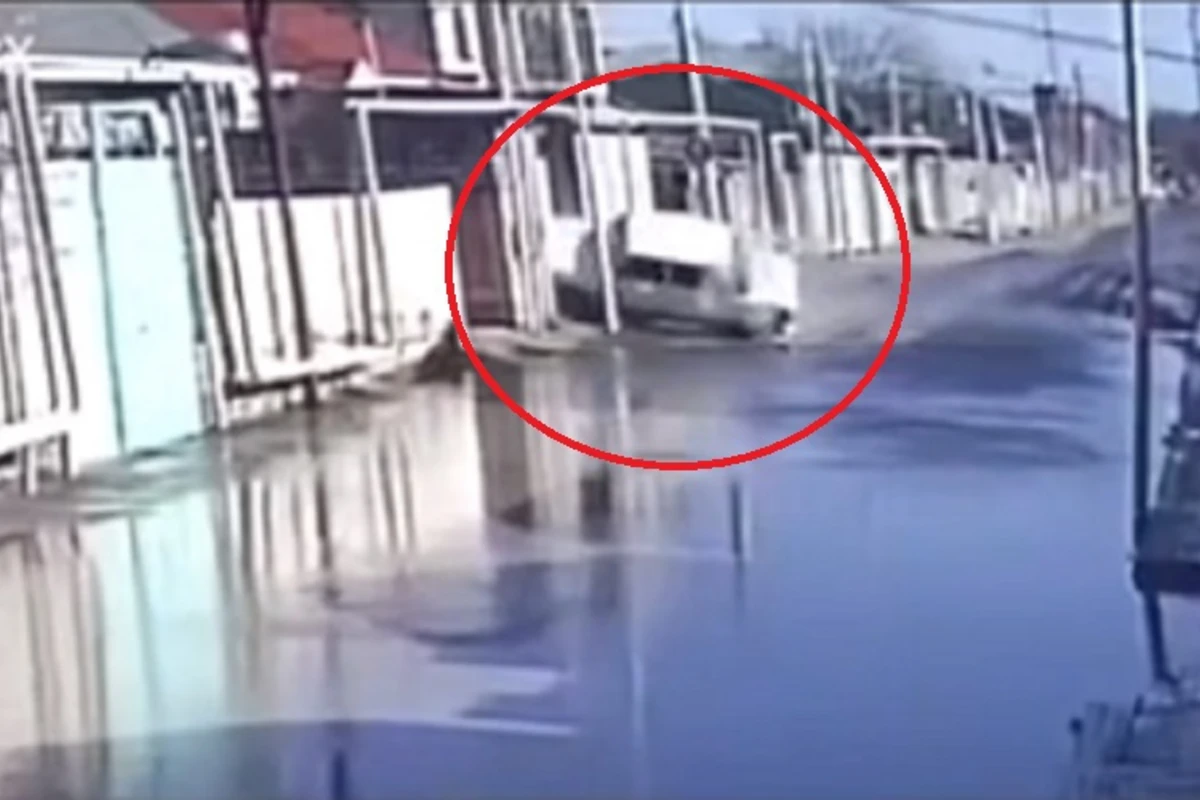 Bakıda dəhşətli qəza: Avtomobil evin divarına çırpılıb aşdı - ANBAAN VİDEO