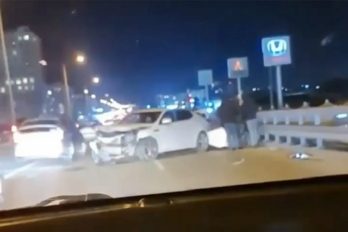 Bakı-Sumqayıt yolunda ağır qəza: Avtomobil dəmir arakəsməyə çırpıldı - VİDEO