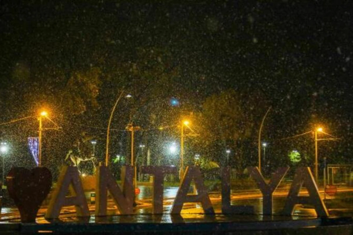 Antalyaya 29 ildən sonra qar yağdı - FOTO