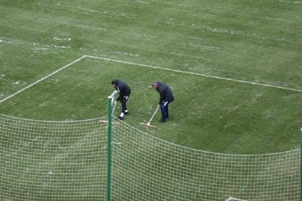 Meydançanı qardan Qurban Qurbanovla futbolçular təmizlədi - FOTO