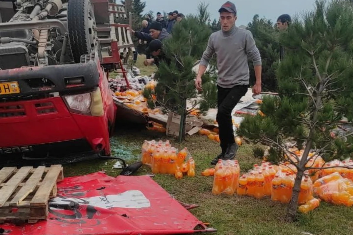 “Coca-Cola”nın maşını aşdı, içkilər yerə dağıldı – VİDEO “Coca-Cola”nın maşını aşdı, içkilər yerə dağıldı – VİDEO