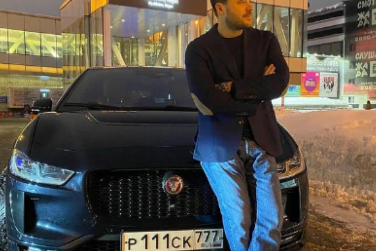 Emin Ağalarov bahalı və lüks avtomobili ilə - FOTO Emin Ağalarov bahalı və lüks avtomobili ilə - FOTO