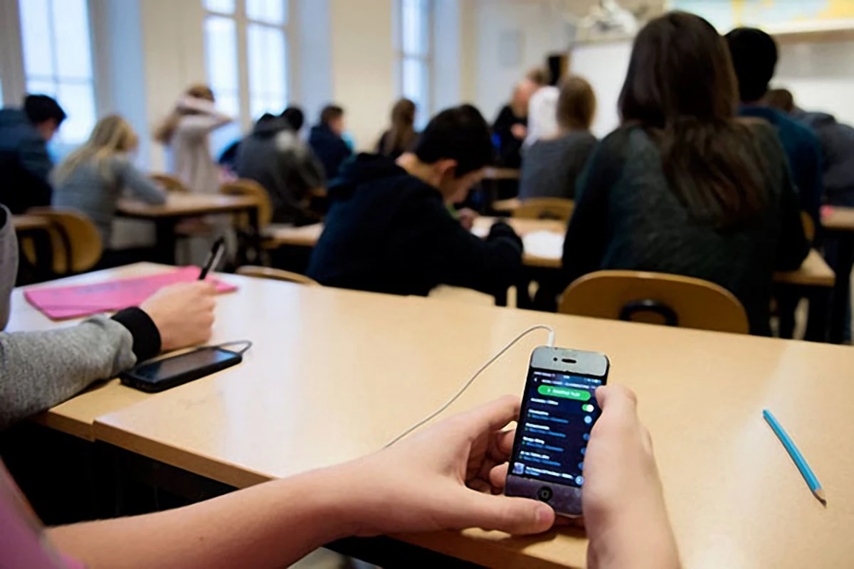 Şagirdlərin məktəbə mobil telefon gətirməsinə qadağa qoyulub?