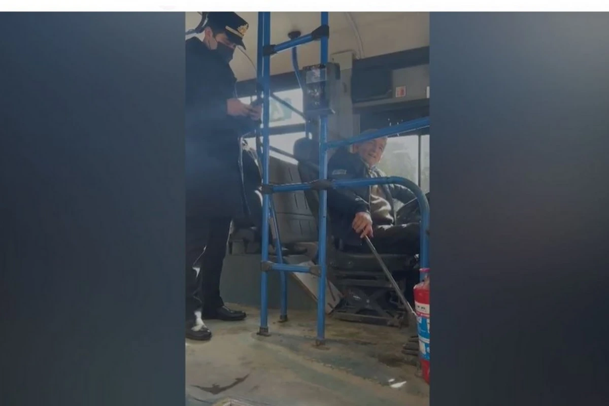 Bakıda avtobusda maskadan istifadə etməyənlər cərimələnib Bakıda avtobusda maskadan istifadə etməyənlər cərimələnib