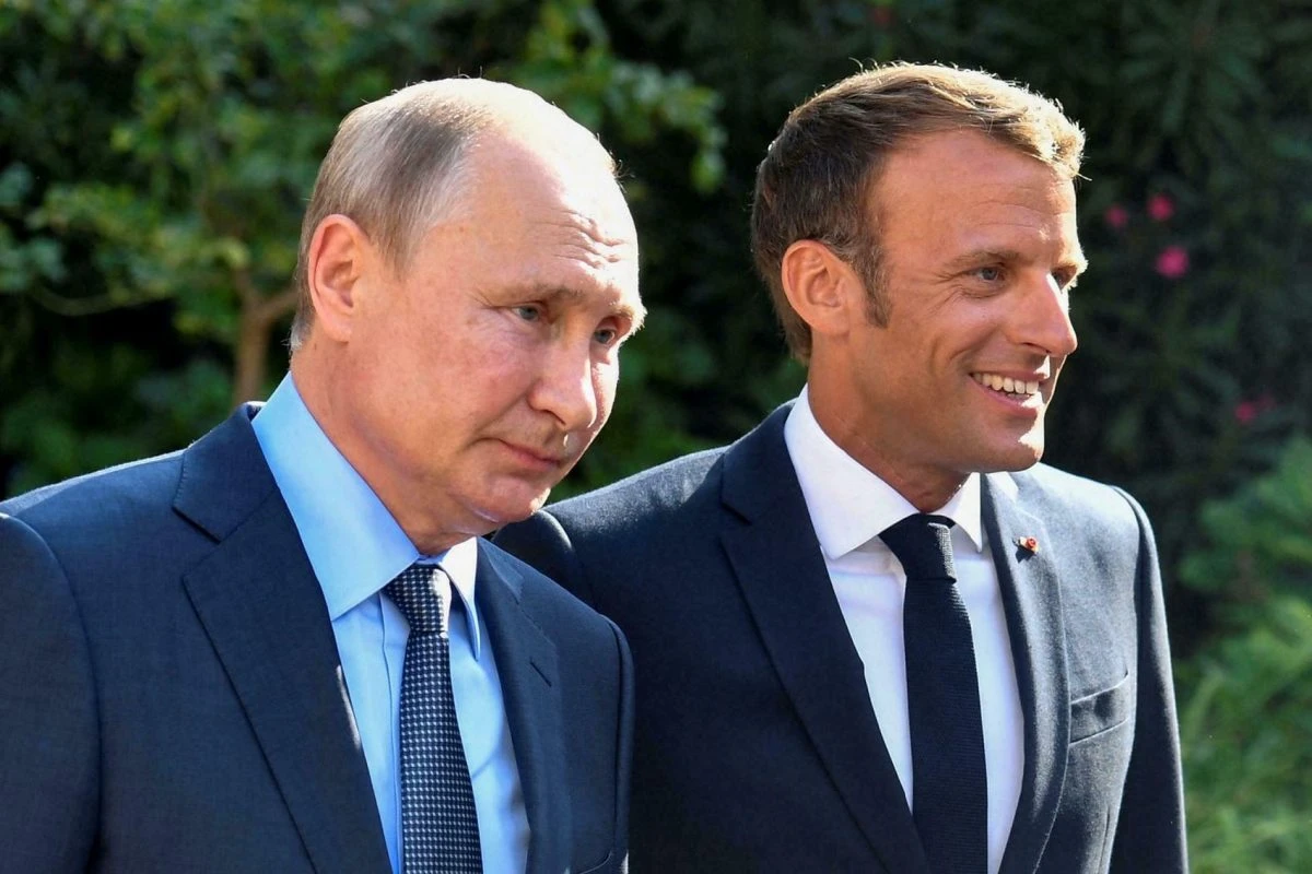 Путин провел переговоры с Макроном