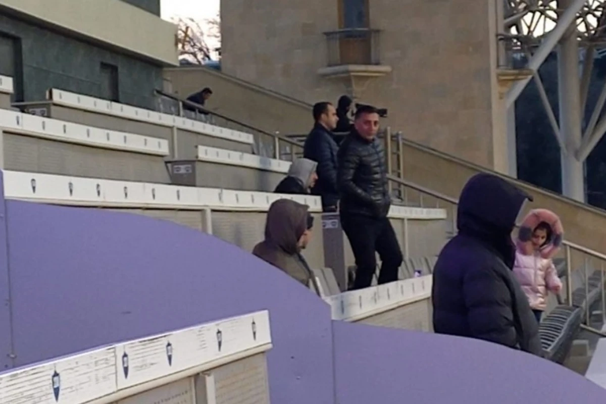 Marsel klubunun skautu Qarabağın oyununu izləyir