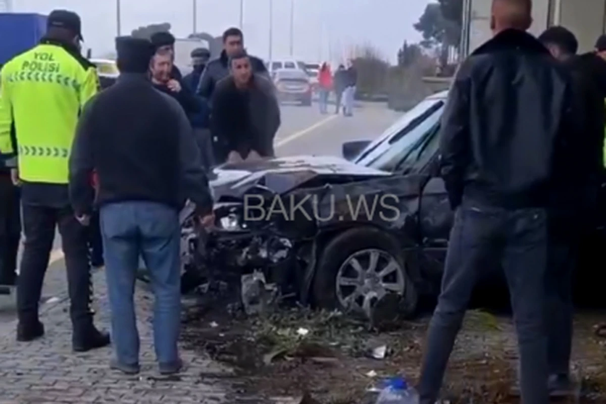 Bakıda ağır qəza - Avtomobil piyada keçidinə çırpıldı - VİDEO