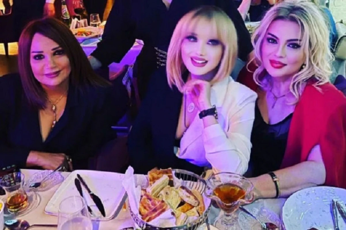 Azərbaycanın məşhur müğənniləri özlərini gülünc vəziyyətə saldılar - FOTO