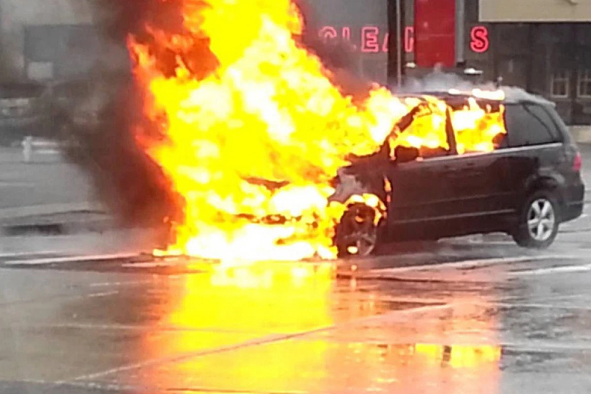 В Баку сгорели один легковой и два грузовых автомобиля
