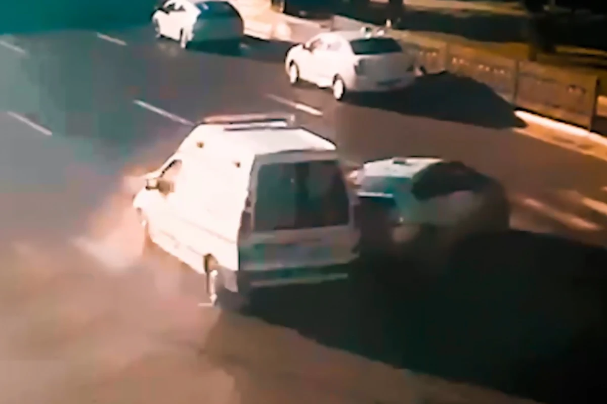 Bakıda xəstə daşıyan ambulans qəza törətdi - ANBAAN VİDEO