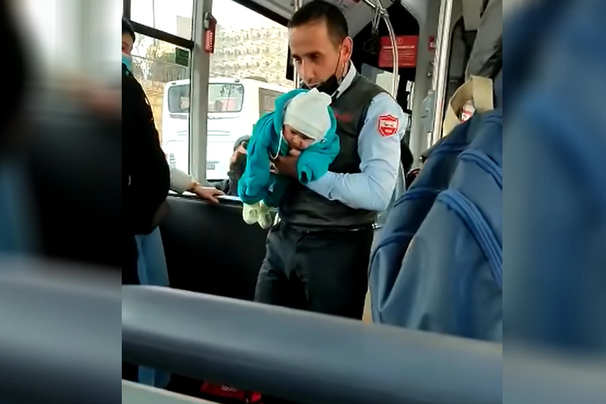 Avtobus sürücüsü körpəni qucağına alıb sakitləşdirdi - VİDEO