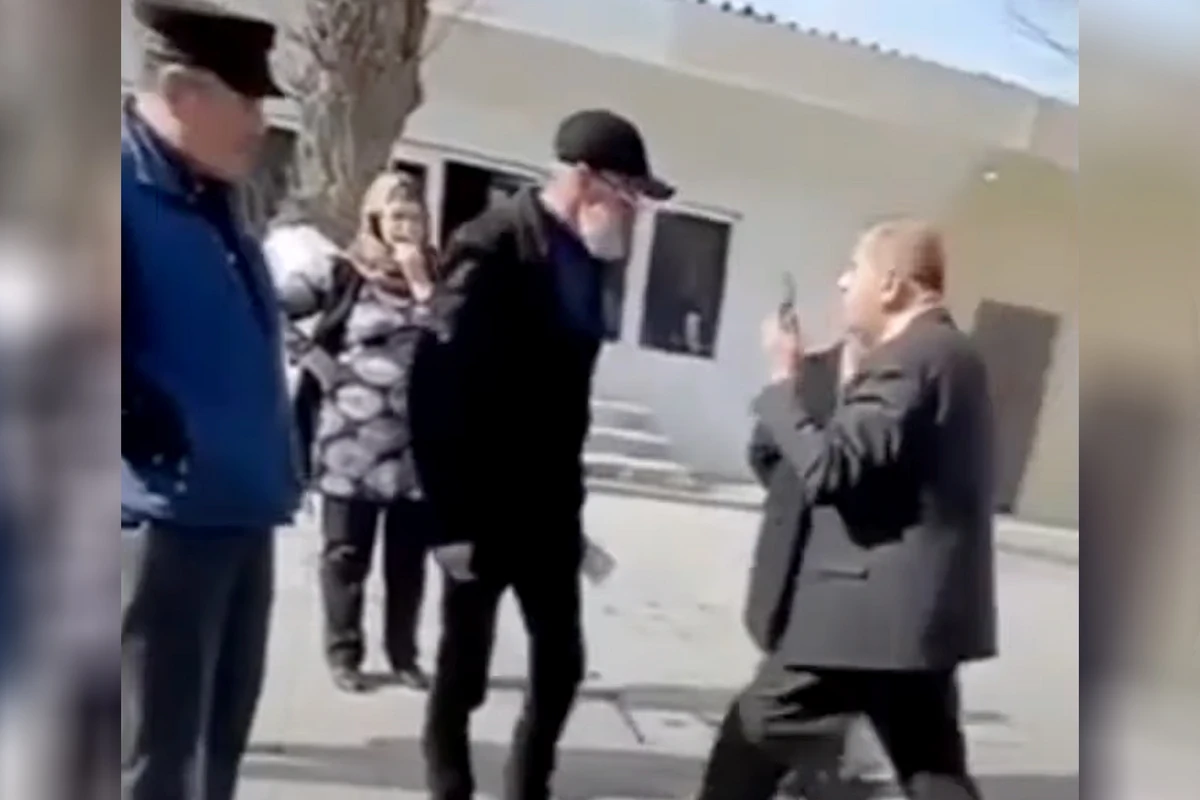 Rasim Məmmədovun vətəndaşın üzünə tüpürdüyü VİDEO yayıldı
