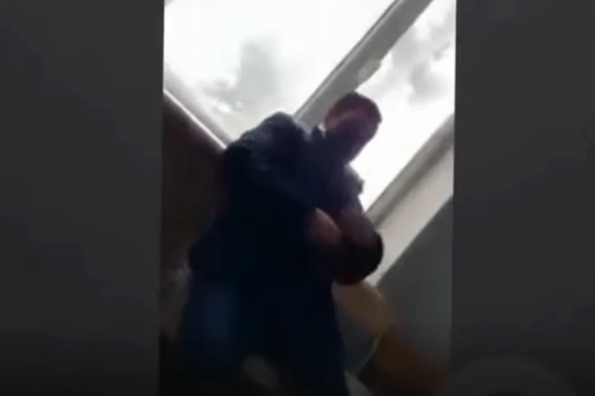 Azərbaycanda direktor dərsi kəsib müəllimi TƏHQİR ETDİ: Ay eşşək... - VİDEO