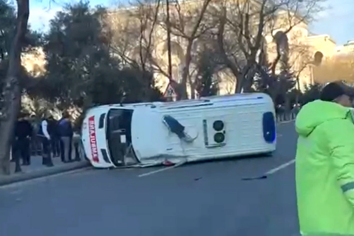 Bakıda təcili tibbi yardım avtomobili dəhşətli qəza törətdi - VİDEO