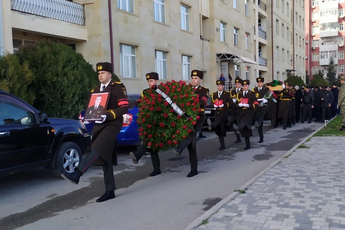 “Qarabağ” ordenli şəhidin zabit əmisi dəfn edilib - FOTO “Qarabağ” ordenli şəhidin zabit əmisi dəfn edilib - FOTO