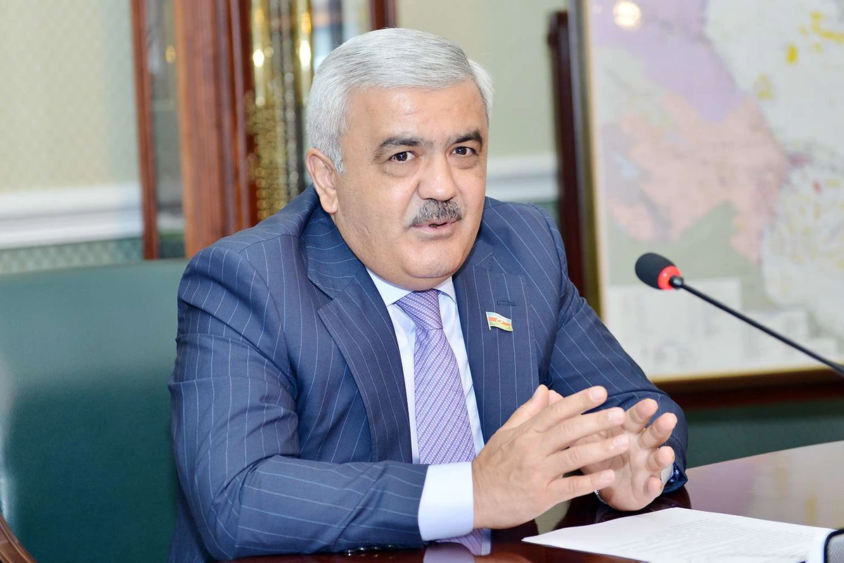 Rövnəq Abdullayev kollektivə təqdim olunub