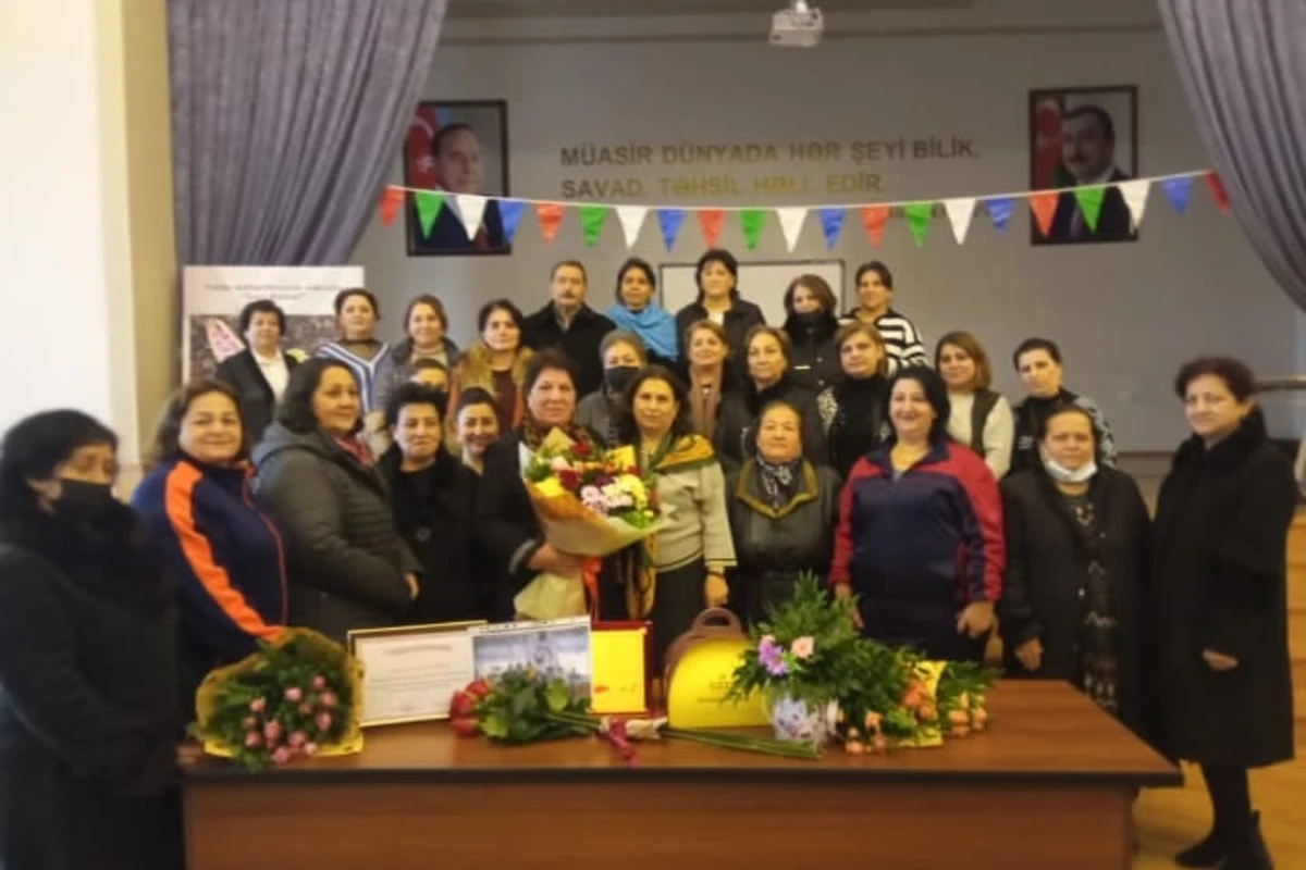 Azərbaycanda daha bir müəllim alqışlarla təqaüdə göndərildi - FOTO/VİDEO