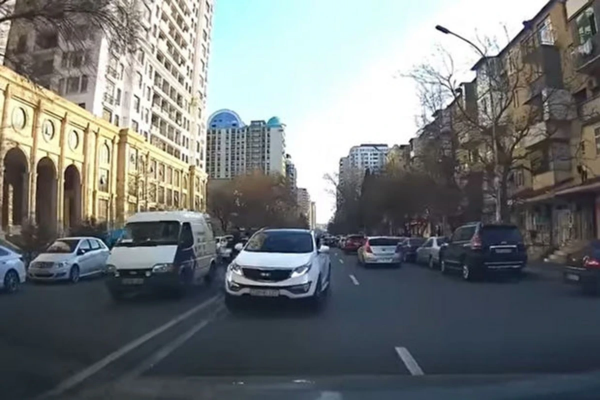Bakıda sürücü son anda qəzadan qurtuldu - VİDEO
