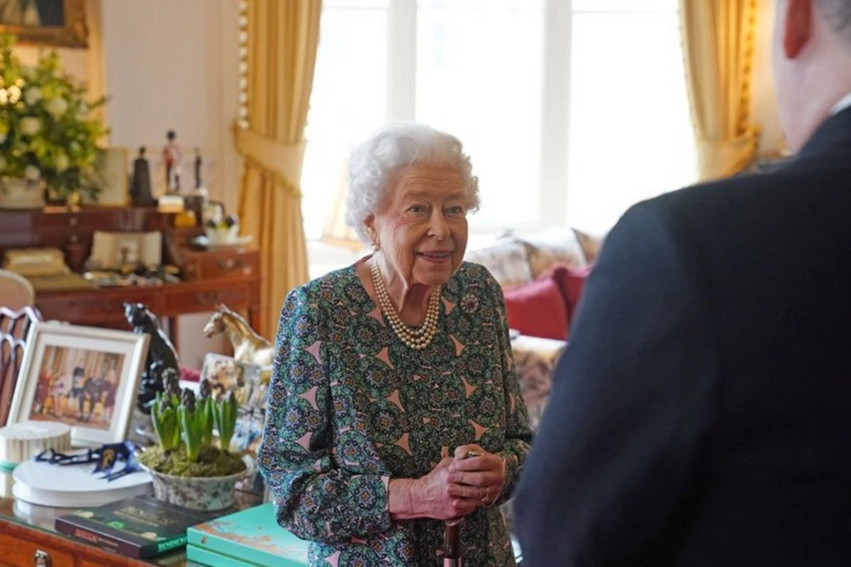 Britaniya kraliçası II Elizabet də koronavirusa yoluxdu