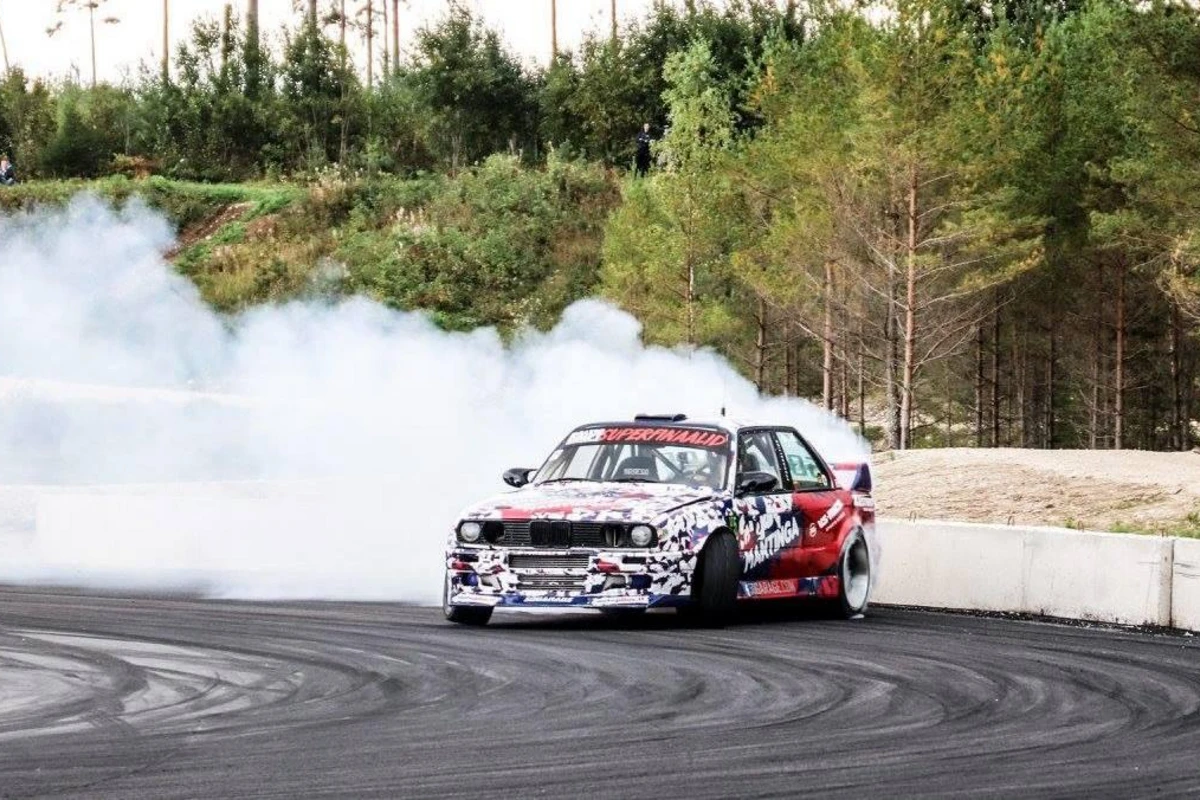 Toy karvanını saxlatdı, bəy-gəlin ətrafında drift etdi - VİDEO