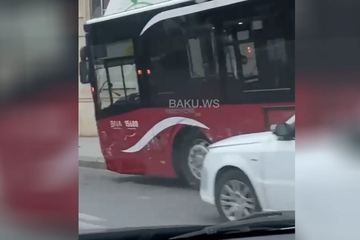 Sərnişin avtobusu taksi ilə toqquşaraq səkiyə çıxdı - VİDEO