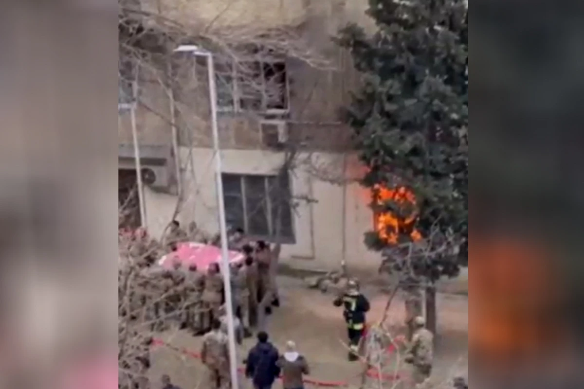 Пожар в здании в Баку: эвакуированы жильцы - ВИДЕО