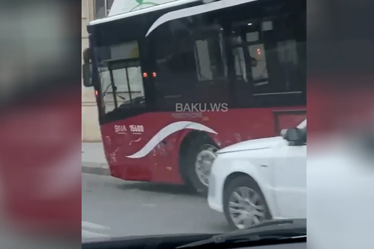 В Баку пассажирский автобус столкнулся с такси - ВИДЕО