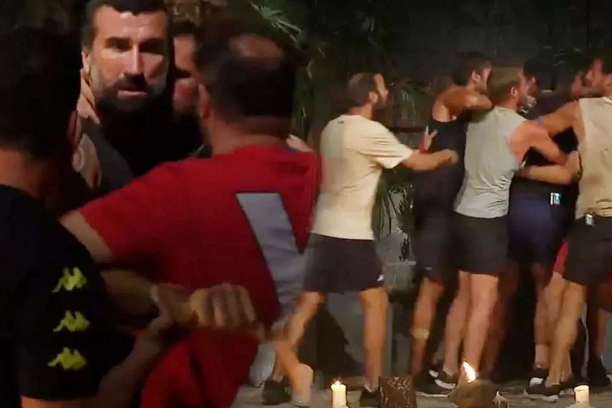 “Survivor All Star”da gərgin anlar: Yumruqlar işə düşdü - FOTO “Survivor All Star”da gərgin anlar: Yumruqlar işə düşdü - FOTO