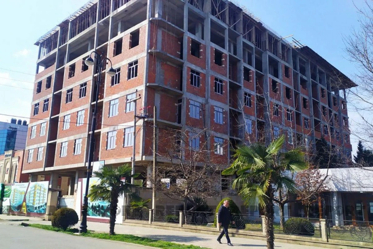 Fəhlə binadan yıxılaraq ölüb