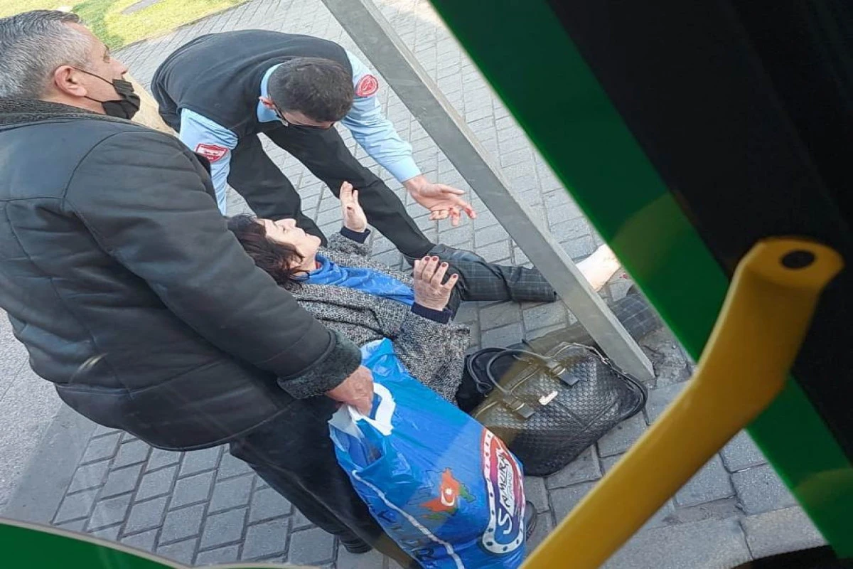 BakuBusun avtobusu yaşlı qadını vurdu