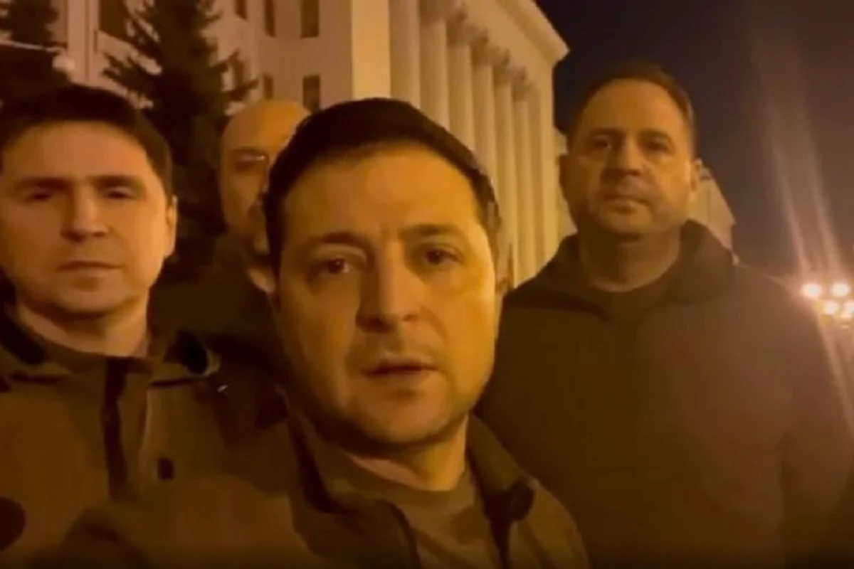 Зеленский заявил, что он и первые лица Украины находятся в Киеве - ВИДЕО