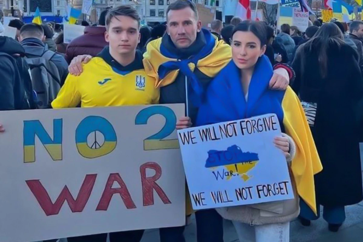 Andrey Şevçenko ailəsi ilə Ukraynaya dəstək aksiyasında - FOTO