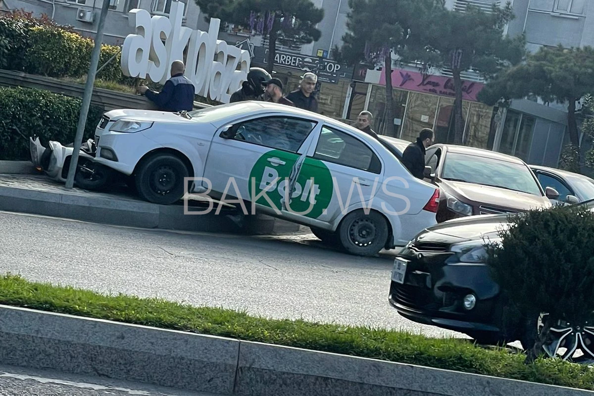 Bakıda kuryer qəzaya uğradı - FOTO