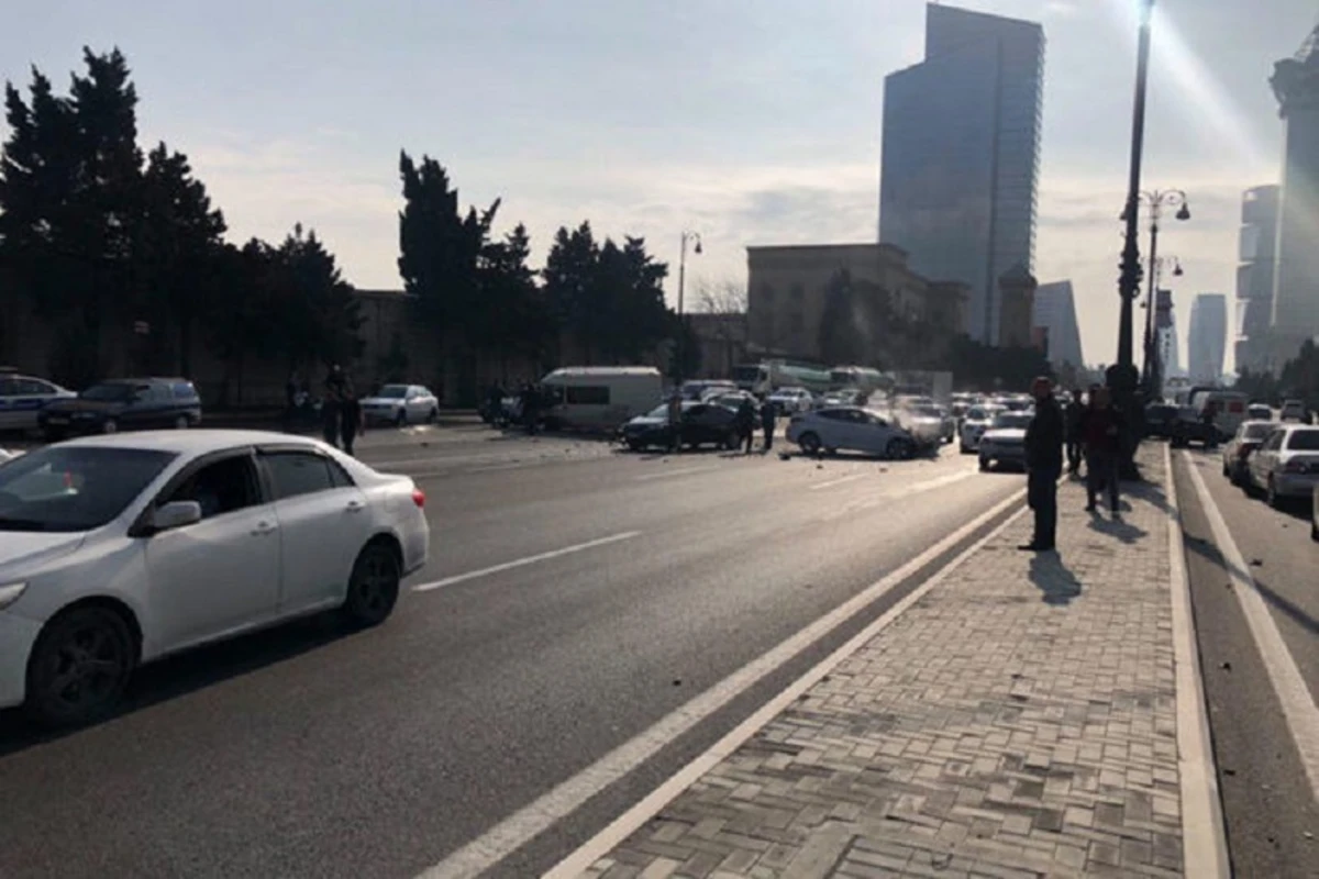 ДТП парализовало движение на центральном проспекте Баку - ФОТО