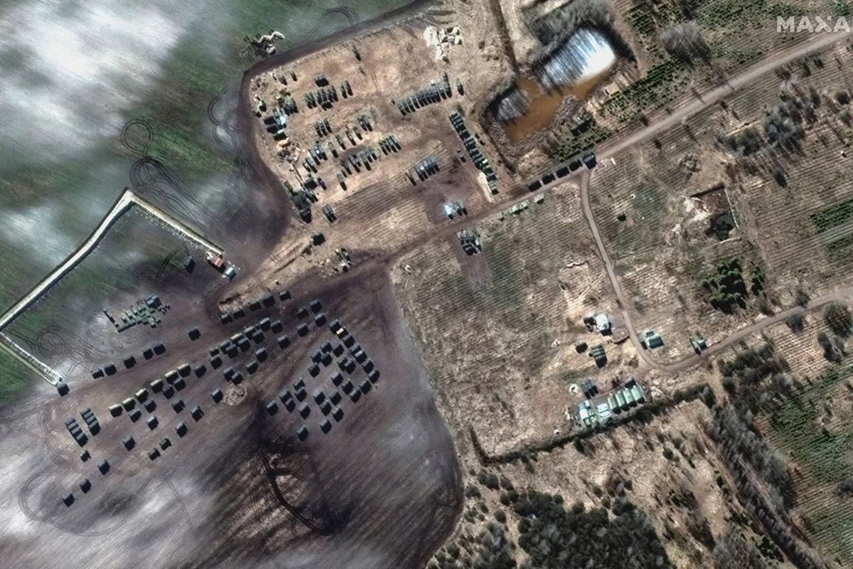 Огромная российская военная колонна в 64 км под Киевом - ФОТО