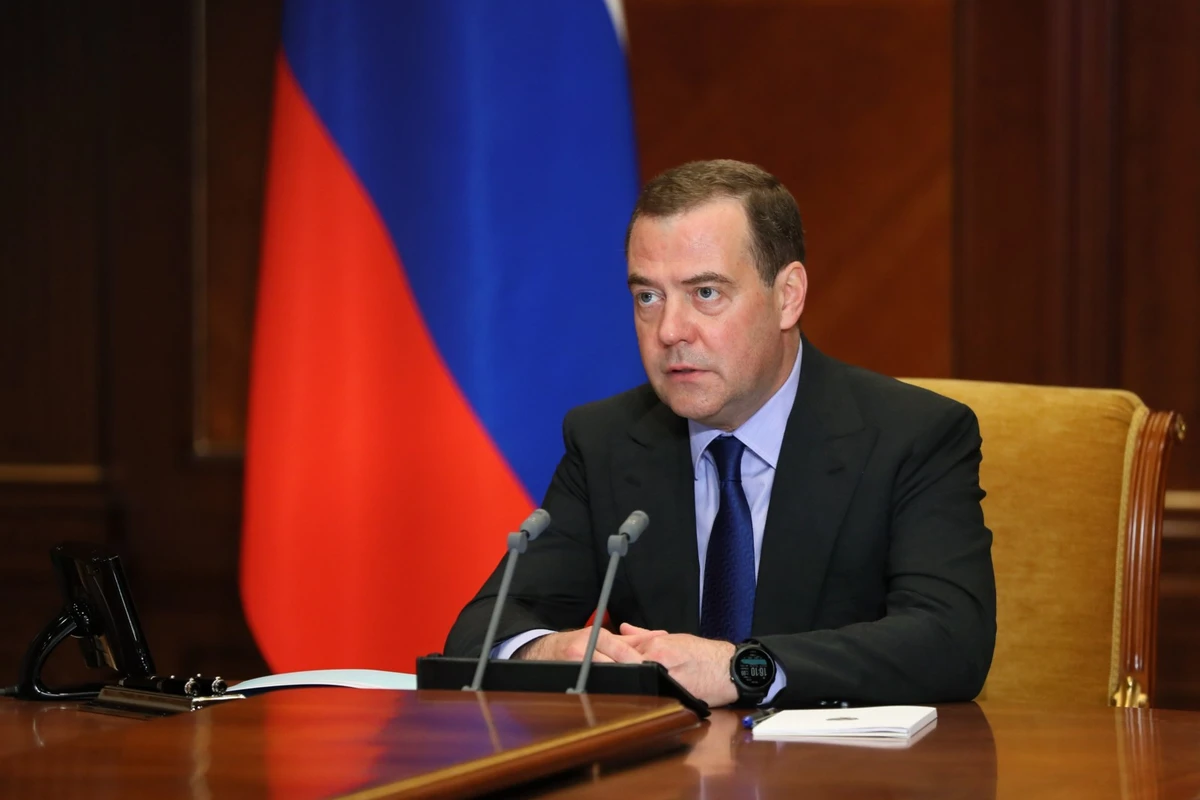 Медведев призвал французского министра следить за своей речью и пригрозил войной