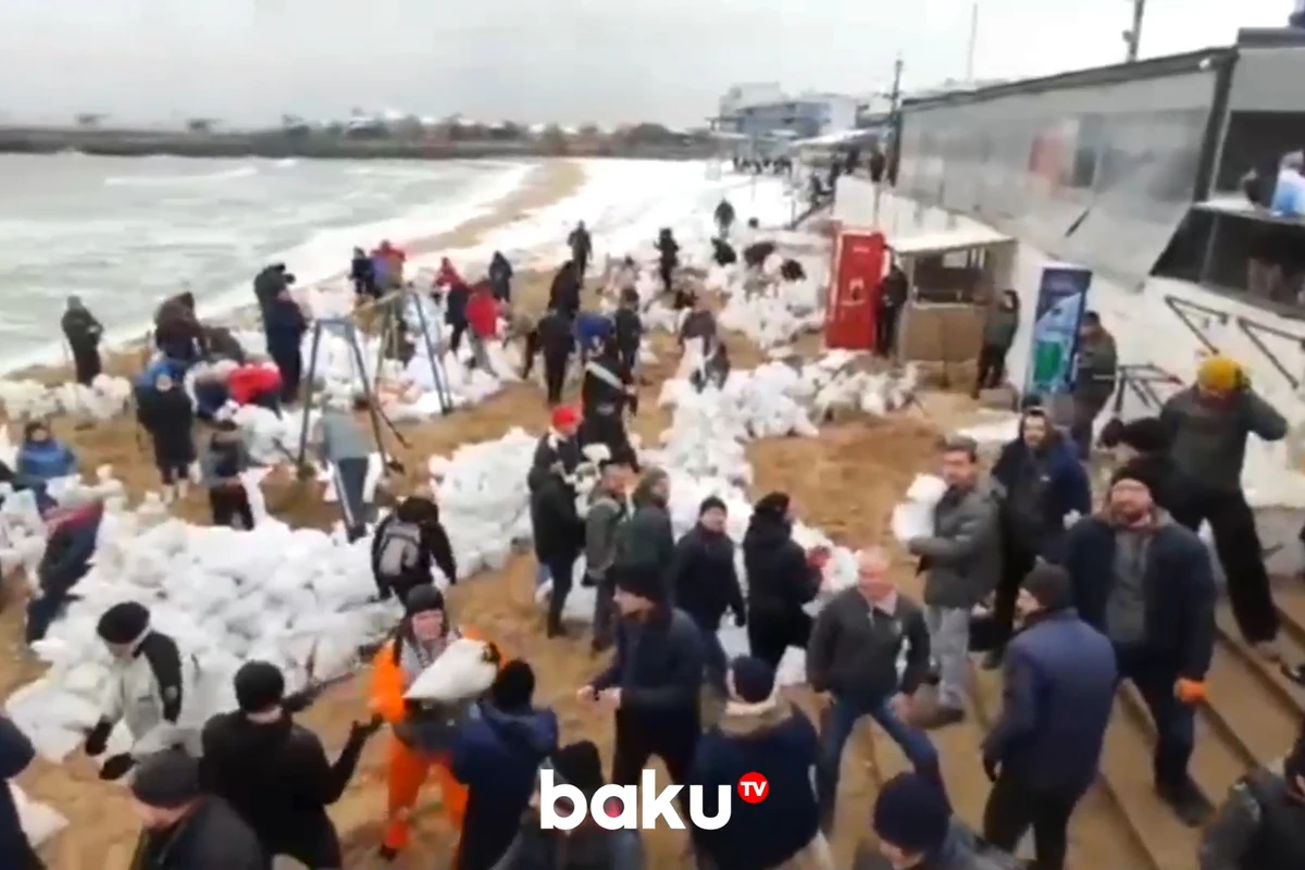 Odessada insanlar qum torbaları ilə müdafiə səddi qururlar - VİDEO
