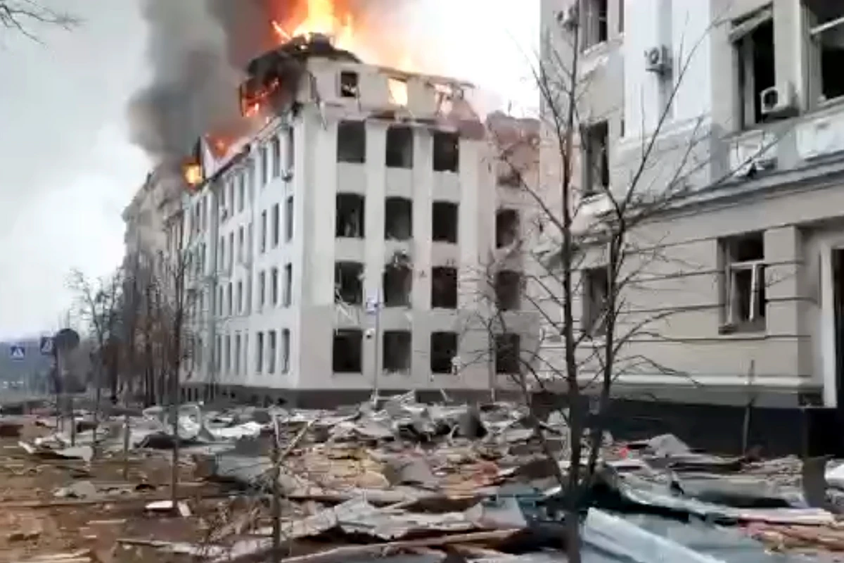 В Харькове здание полиции подверглось ракетному обстрелу - ВИДЕО